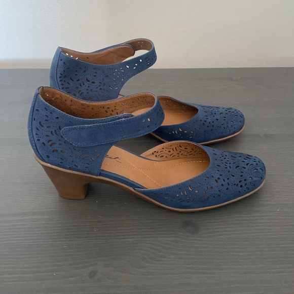 Easy Spirit Cindie Mary Jane Pump Laser Cut Out Leather Heels Size 8.5 N - Picture 9 of 9